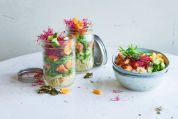 Blumenkohl-Lachs-Bowl in zwei Gläsern und einer chinesischen Schale Blumenkohl-Lachs-Bowl in zwei Gläsern und einer chinesischen Schale